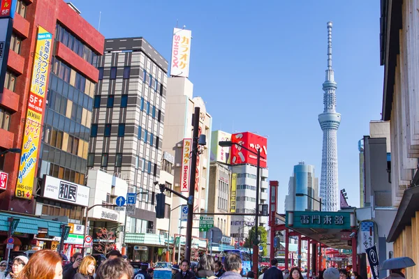 Viajante caminhando perto Sky Tree em Asakusa, Tóquio . — Fotografia de Stock