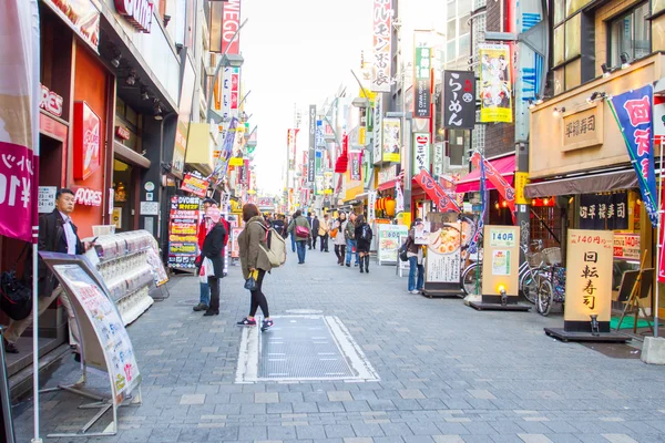 Muitas pessoas comprando no mercado Ameyoko — Fotografia de Stock