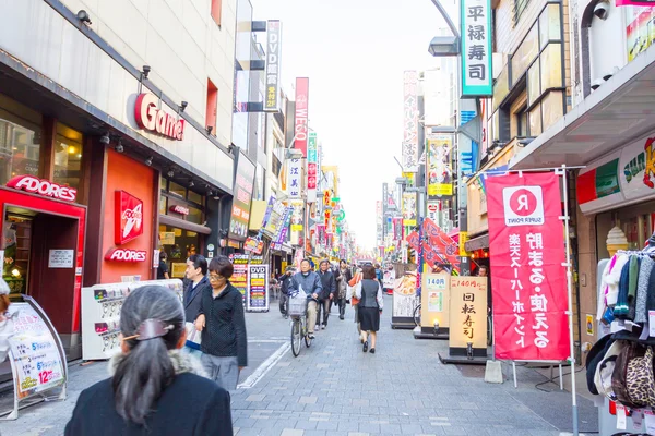 Muitas pessoas comprando no mercado Ameyoko — Fotografia de Stock