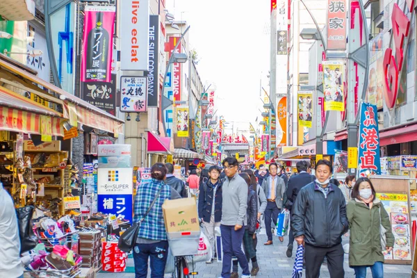 Многие покупатели на рынке Ameyoko — стоковое фото