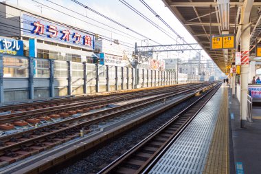 Many people waiting train