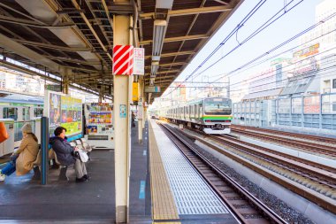 Many people waiting train