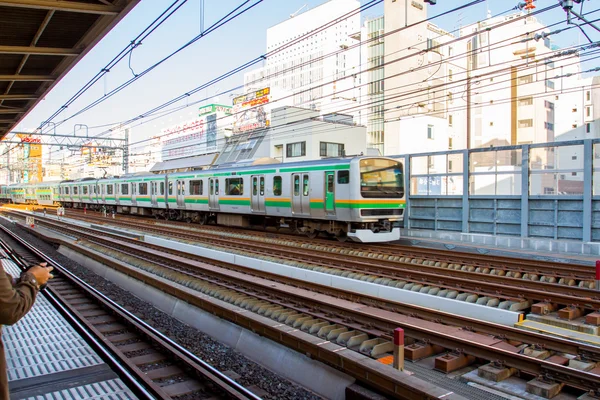 Mucha gente esperando tren — Foto de Stock