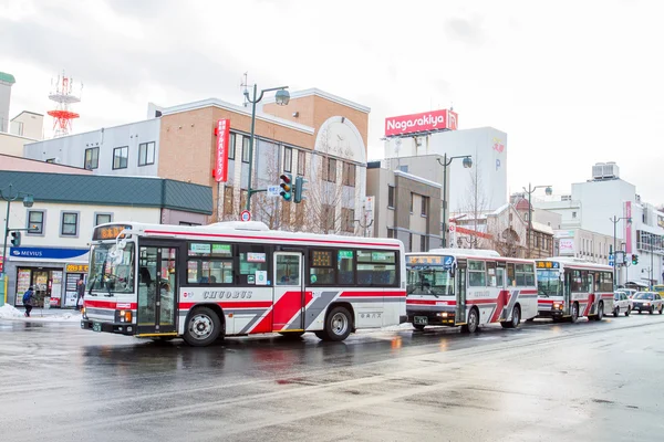 Ônibus na estrada na cidade de Otaru — Fotografia de Stock