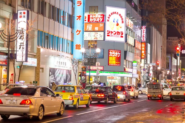 Edifícios comerciais com tráfego na cidade de Otaru — Fotografia de Stock