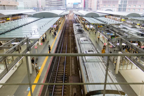 Jr Osaka İstasyonu trenler