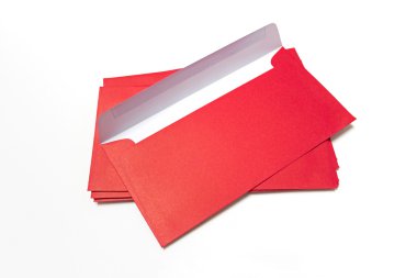 Beyaz arka plan üzerinde izole kırmızı zarf