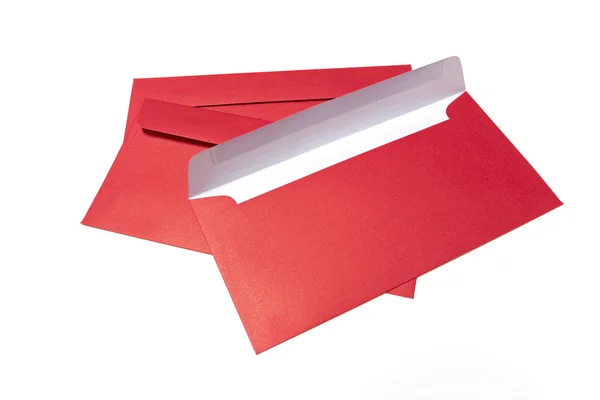 लाल लिफाफा सफेद पृष्ठभूमि पर अलग — स्टॉक फ़ोटो, इमेज