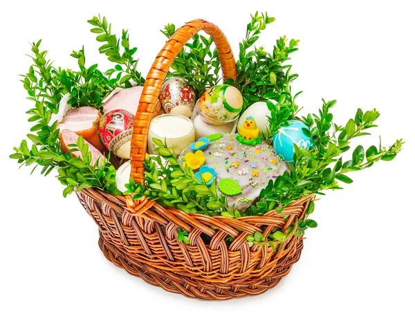 Bolos de Páscoa ovos coloridos em cesta isolada — Fotografia de Stock