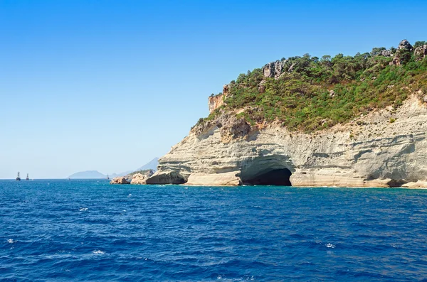 Vistas al mar Mediterráneo montañas con una gruta —  Fotos de Stock