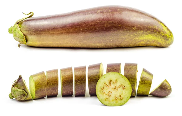 Dilimlenmiş izole mor çiğ patlıcan — Stok fotoğraf