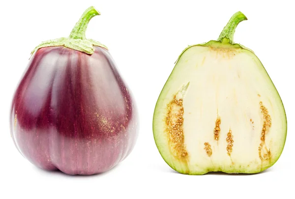 Färsk rå aubergine isolerade — Stockfoto