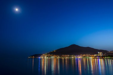 Budva ay ışığı altında