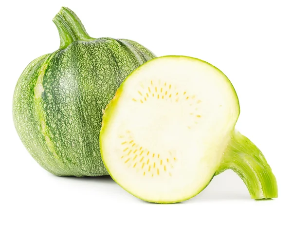 Färsk zucchini skuren i hälften isolerade — Stockfoto