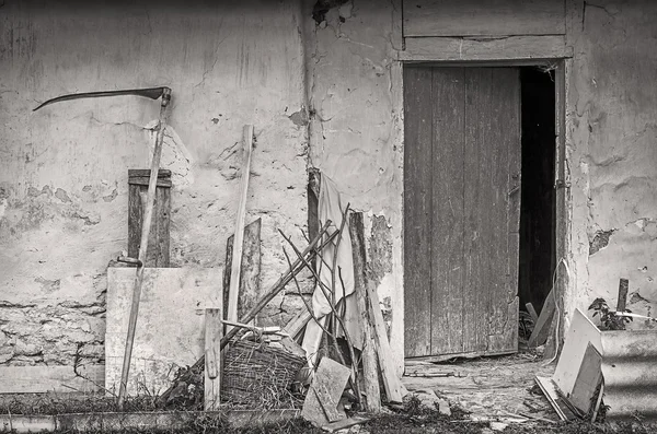 Farm tools near wall of old shed — Stock Photo, Image