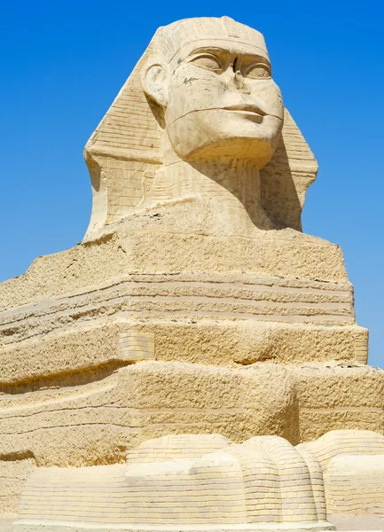 Ägyptische Sphinx-Statue über blauem Himmel — Stockfoto