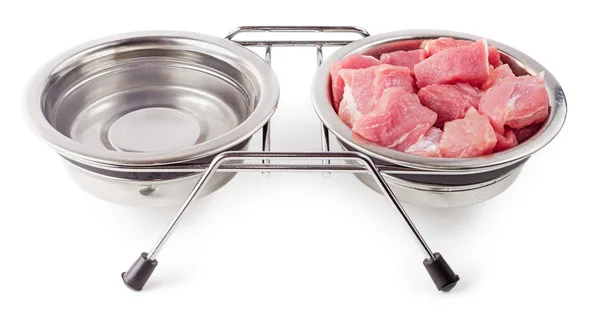 Fleisch und Wasser für Haustiere in Metallschalen isoliert — Stockfoto