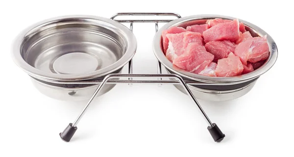 Мясо и вода для домашних животных в металлических мисках изолированы Стоковое Изображение