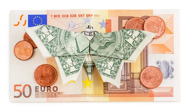 Origami mariposa se sienta en billetes de 50 euros con monedas aisladas — Foto de Stock