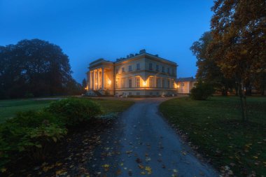 KOSTELEC NAD ORLICI, ÇEK Cumhuriyet, 10-Eylül-2020. Akşam karanlığında Kostelec Nad Orlici 'deki Gece Fotoğraf Sarayı, New Castle. Sahibi Wchinitz ve Tettau 'dan soylu Maria Franz Emanuel Kinsky.