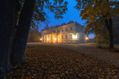 KOSTELEC NAD ORLICI, ÇEK Cumhuriyet, 10-Eylül-2020. Akşam karanlığında Kostelec Nad Orlici 'deki Gece Fotoğraf Sarayı, New Castle. Sahibi Wchinitz ve Tettau 'dan soylu Maria Franz Emanuel Kinsky.