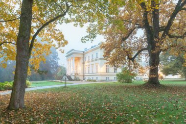 KOSTELEC NAD ORLICI, ÇEK Cumhuriyet, 10-Eylül-2020. Akşam karanlığında Kostelec Nad Orlici 'deki Gece Fotoğraf Sarayı, New Castle. Sahibi Wchinitz ve Tettau 'dan soylu Maria Franz Emanuel Kinsky.
