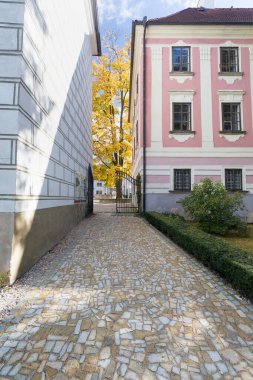 TREBON, CZECH Cumhuriyet, 20 Eylül 2020. Trebon Kalesi 'nin avlusunda. Rönesans Sarayı. Trebon, Güney Bohem Bölgesi 'nde tarihi bir şehirdir. Çek Cumhuriyeti. Güzel güneşli bir gün, sonbahar mevsimi.