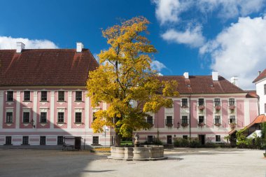 TREBON, CZECH Cumhuriyet, 20 Eylül 2020. Trebon Kalesi 'nin avlusunda. Rönesans Sarayı. Trebon, Güney Bohem Bölgesi 'nde tarihi bir şehirdir. Çek Cumhuriyeti. Güzel güneşli bir gün, sonbahar mevsimi.