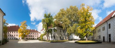 TREBON, CZECH Cumhuriyet, 20 Eylül 2020. Trebon Kalesi 'nin avlusunda. Rönesans Sarayı. Trebon, Güney Bohem Bölgesi 'nde tarihi bir şehirdir. Çek Cumhuriyeti. Güzel güneşli bir gün, sonbahar mevsimi.