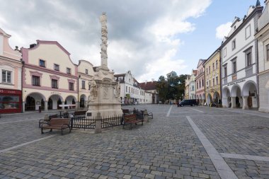 TELC, CZECH Cumhuriyet, 10-Eylül-2020. Güney Moravya, Çek Cumhuriyeti 'nin Telc ana meydanındaki geleneksel evler. UNESCO miras sitesi. Rönesans ve barok renkli evler.