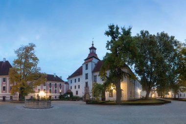 TREBON, CZECH Cumhuriyet, 20 Eylül 2020. Trebon Kalesi 'nin avlusunda. Rönesans Sarayı. Trebon, Güney Bohem Bölgesi 'nde tarihi bir şehirdir. Çek Cumhuriyeti. Güzel güneşli bir gün, sonbahar mevsimi.