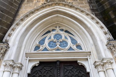 TREBON, CZECHIA, 10-APRIL-2020: 18. yüzyıldan kalma Schwarzenberg mezarı. Tomb, Güney Bohemya 'daki Trebon yakınlarında ünlü bir turistik merkezdir. Çek Cumhuriyeti, Avrupa Birliği 'nin tarihi simgesi. gotik stil