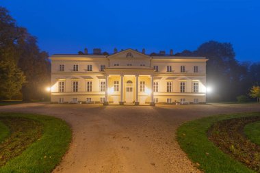KOSTELEC NAD ORLICI, ÇEK Cumhuriyet, 10-Eylül-2020. Akşam karanlığında Kostelec Nad Orlici 'deki Gece Fotoğraf Sarayı, New Castle. Sahibi Wchinitz ve Tettau 'dan soylu Maria Franz Emanuel Kinsky.