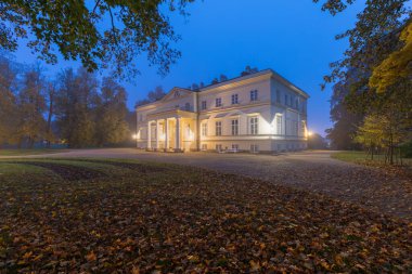 KOSTELEC NAD ORLICI, ÇEK Cumhuriyet, 10-Eylül-2020. Akşam karanlığında Kostelec Nad Orlici 'deki Gece Fotoğraf Sarayı, New Castle. Sahibi Wchinitz ve Tettau 'dan soylu Maria Franz Emanuel Kinsky.