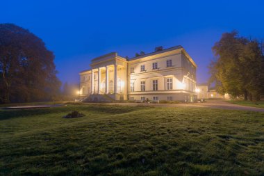 KOSTELEC NAD ORLICI, ÇEK Cumhuriyet, 10-Eylül-2020. Akşam karanlığında Kostelec Nad Orlici 'deki Gece Fotoğraf Sarayı, New Castle. Sahibi Wchinitz ve Tettau 'dan soylu Maria Franz Emanuel Kinsky.