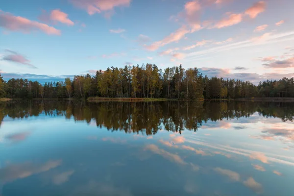 Природа Сільського Ставка Води Осінньому Пейзажі Прекрасне Озеро Фоні Різнокольорового — стокове фото