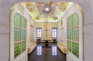 PRAG, CZECH REPUBLIC - 10 Haziran 2020: Lüks oda sıcak ışık altında, klasik Avrupa tarzı, Prag 'da otel odası. Lüks bir apartmanın iç tasarımı.