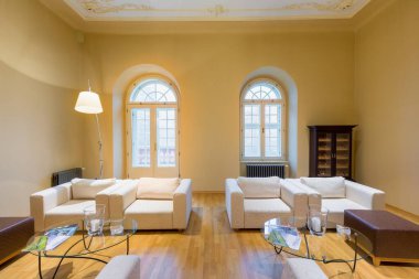 PRAG, CZECH REPUBLIC - 10 Haziran 2020: Lüks oda sıcak ışık altında masa, klasik Avrupa tarzı, Prag 'da otel odası. Lüks bir apartmanın iç tasarımı.