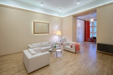 PRAG, CZECH REPUBLIC - 10 Haziran 2020: Lüks oda sıcak ışık altında masa, klasik Avrupa tarzı, Prag 'da otel odası. Lüks bir apartmanın iç tasarımı.