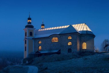 1723 ve 1733 yılları arasında Neratov 'da inşa edilen Bakire Meryem Varsayımı Barok Kilisesi. Kilisenin haç şeklinde camdan yapılmış eşsiz bir çatısı var. Noel, kışın ilk kar, Çek.