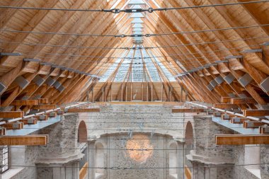 NERATOV, CZECH REPUBLIC - 14 ARALIK 2020: Neratov 'daki Bakire Meryem Varsayımı Barok Kilisesi. Kilisenin haç şeklinde camdan yapılmış eşsiz bir çatısı var. Aydınlatılmış sunak