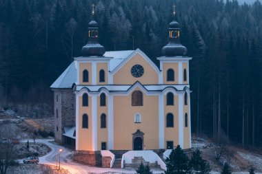 1723 ve 1733 yılları arasında Neratov 'da inşa edilen Bakire Meryem Varsayımı Barok Kilisesi. Kilisenin haç şeklinde camdan yapılmış eşsiz bir çatısı var. Noel, kışın ilk kar, Çek.