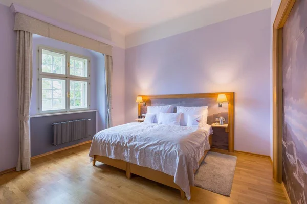 Praga República Checa Junio 2020 Habitación Lujo Con Cama Luz —  Fotos de Stock