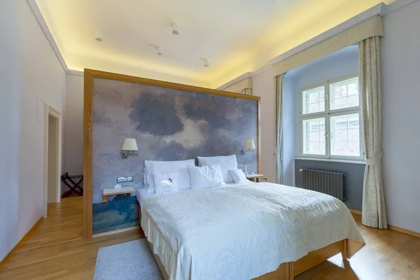 Prague Czech Republic Июнь 2020 Luxury Room Bed Warm Light — стоковое фото