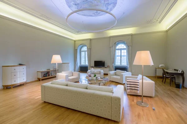 Prague República Checa Junho 2020 Quarto Luxo Com Mesa Luz — Fotografia de Stock