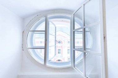 arkaplandaki güzel pencerenin içi