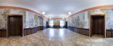 PRAG, CZECH REPUBLIC - 10 Haziran 2020: Panoramik ofis konferans odasının içi pencereli boş seminer odası.