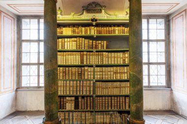 BROUMOV, CZECH Cumhuriyet - 10 Ekim 2020: Manastır içindeki eski kütüphane. Ziyaretçiler, 1651 yılına ait Turine tuvalinin benzersiz bir kopyasını görebilirler. Kodeks Gigas 200 yıl önce buraya yerleştirilmiş..