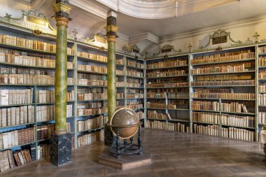 BROUMOV, CZECH Cumhuriyet - 10 Ekim 2020: Manastır içindeki eski kütüphane. Ziyaretçiler, 1651 yılına ait Turine tuvalinin benzersiz bir kopyasını görebilirler. Kodeks Gigas 200 yıl önce buraya yerleştirilmiş..