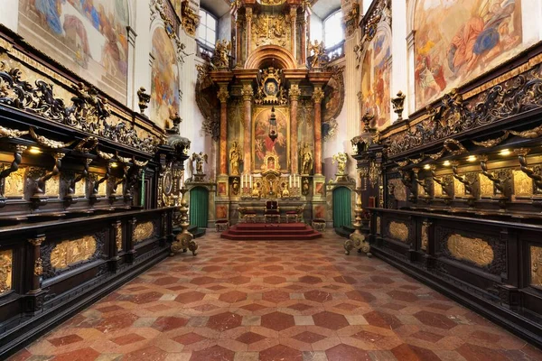 ブロウモフ チェコ共和国 2020年10月10日 14世紀から聖アダルベール教会とベネディクト会修道院 美しいバロック様式のカトリック教会のインテリアブロウモフ チェコ — ストック写真